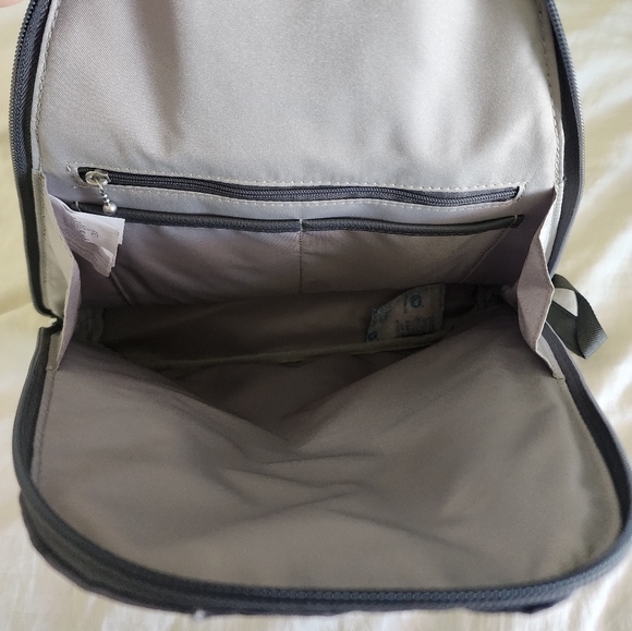 NWT Baggallini Gray Camo MM Metro Backpack Slingpack - Picture 5 of 11